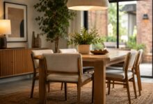 Mesas redondas ganham protagonismo na decoração e transformam salas de jantar