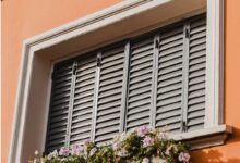 Tendência de 2026 resgata estilo dos anos 80 para transformar iluminação residencial