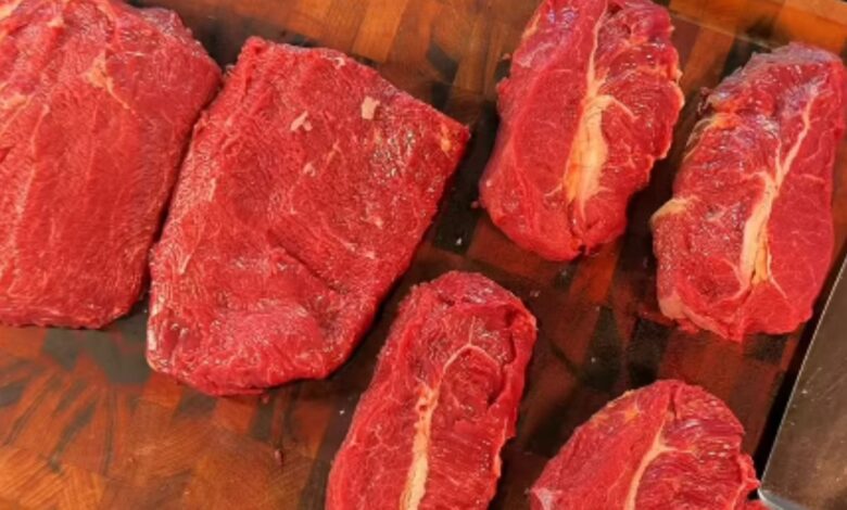 Como transformar cortes de carne baratos em opções nobres e economizar no churrasco