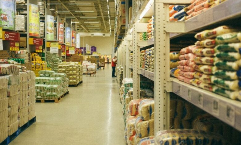 Supermercados em Goiás enfrentam multa de R$ 500 por funcionário após as 11h aos domingos