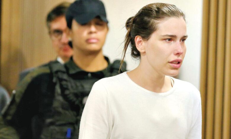 Advogada condenada por perseguir ex-namorado enquanto aguarda julgamento por duplo homicídio