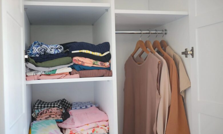 Mofo em roupas: como combater e prevenir o cheiro indesejado com dicas de especialistas