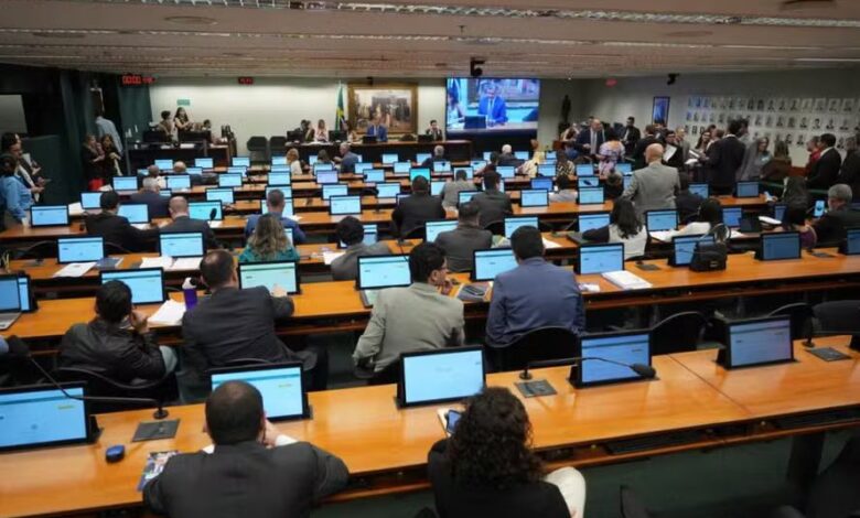 Comissão da Câmara aprova admissibilidade de PEC que reduz maioridade penal para 16 anos
