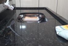 Como remover manchas de bancadas de mármore e granito com técnica caseira eficiente