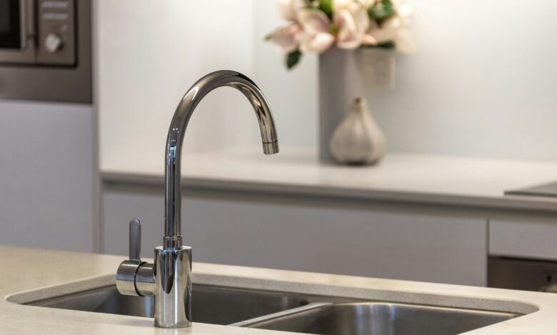 Inox conquista cozinhas modernas e se firma como alternativa prática ao granito