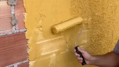 Técnica de pedreiro para cobrir paredes sem reboco viraliza e promete economia em reformas