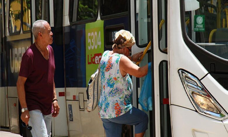 Carteira da Pessoa Idosa: saiba como acessar viagens gratuitas e descontos em transportes