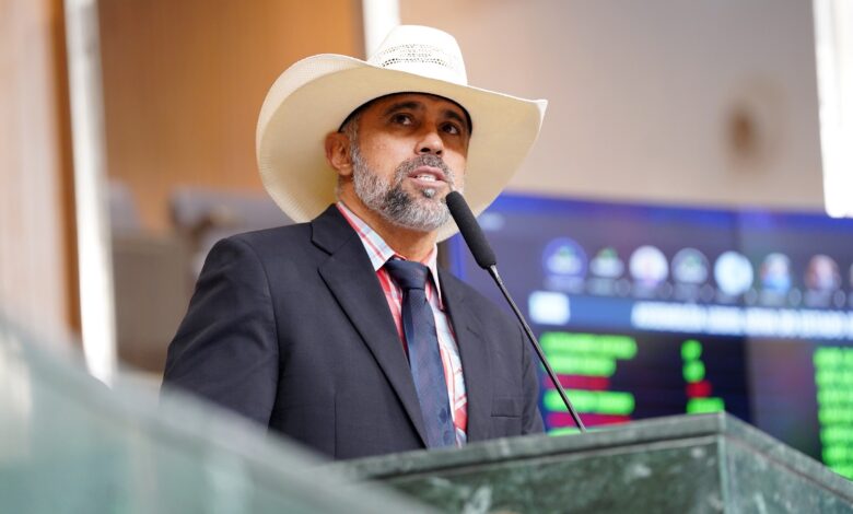 Amauri Ribeiro é suspenso da tribuna da Alego por 30 dias após polêmica com Bia de Lima