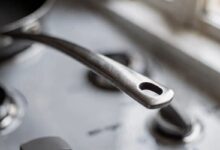 Desvendando o furo no cabo da panela: por que ele existe e como otimiza sua cozinha
