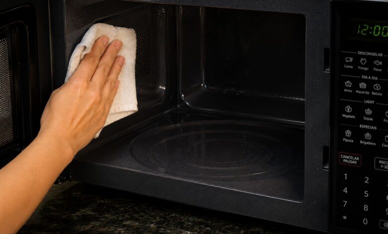 Limpeza eficiente: especialistas revelam truque simples para micro-ondas