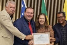 Câmara de Aparecida de Goiânia homenageia diretores da rede municipal de ensino