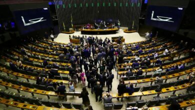 Projeto contra misoginia enfrenta impasse na Câmara por debate sobre liberdade religiosa