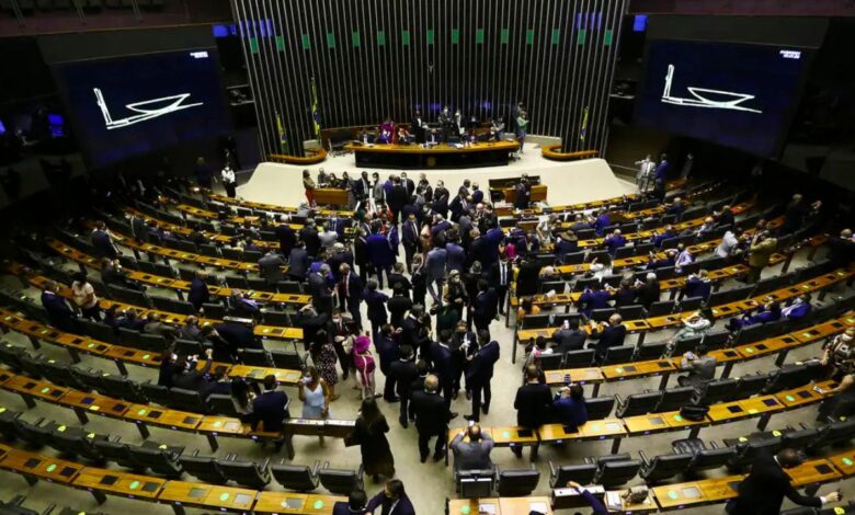 Projeto contra misoginia enfrenta impasse na Câmara por debate sobre liberdade religiosa