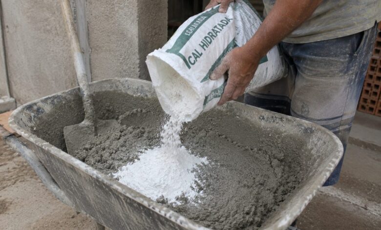 Uso de cal hidratada na massa de cimento otimiza rendimento e resistência em obras