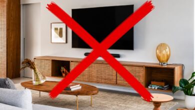 Mobiliário integrado ressurge e tira a televisão da parede nas salas de estar