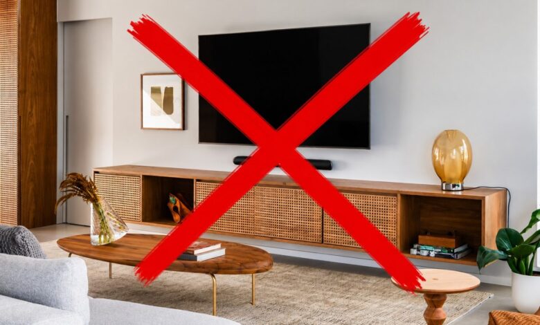 Mobiliário integrado ressurge e tira a televisão da parede nas salas de estar
