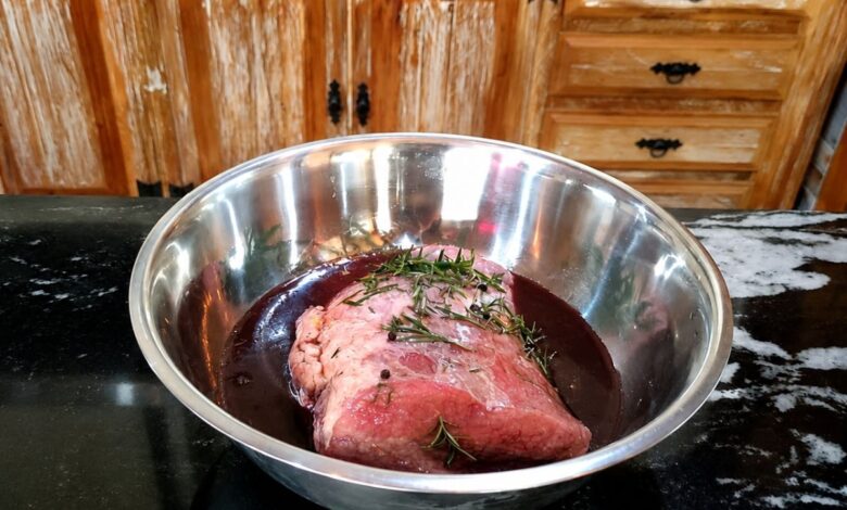 Como amaciar cortes de carne baratos com técnicas de marinada profissional