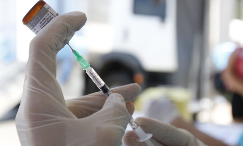 tados: um bebê de 6 meses e um homem de 42 anos, registrados em março e abril, r