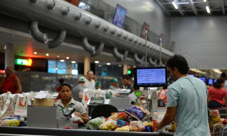 Supermercados brasileiros transformam jornada de trabalho com o fim da escala 6x1