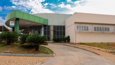 Polícia investiga homicídio de homem esfaqueado em frente a bar em Senador Canedo