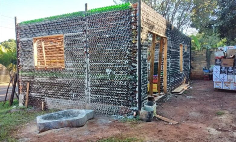 Casal de Foz do Iguaçu constrói casa de 70 m² com 10 mil garrafas e gasta apenas R$ 3 mil