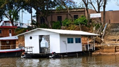 Inovação ribeirinha: pescadores de Cáceres constroem casa flutuante com energia solar no rio Paraguai