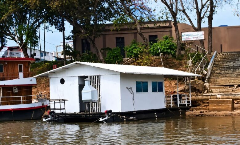 Inovação ribeirinha: pescadores de Cáceres constroem casa flutuante com energia solar no rio Paraguai