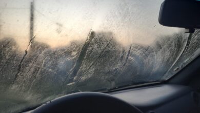 Desembaçar o para-brisa do carro: um truque caseiro surpreendente para visibilidade imediata