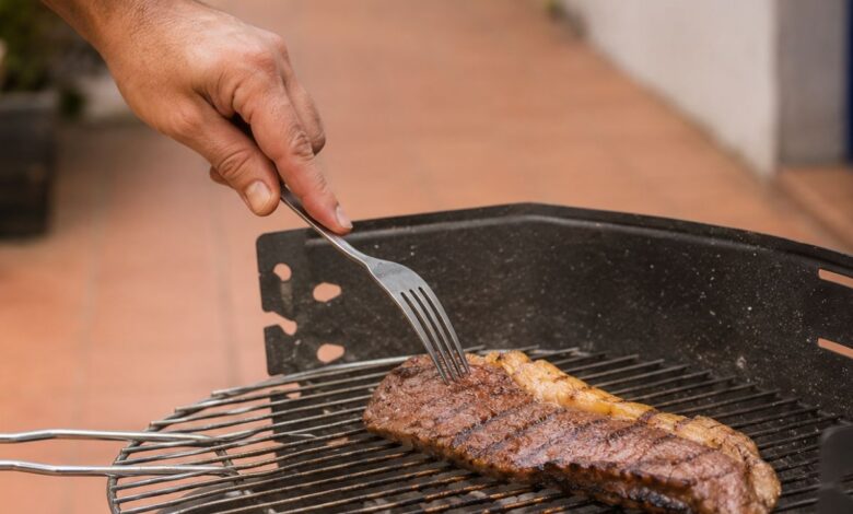 O erro comum no churrasco que compromete a suculência da carne