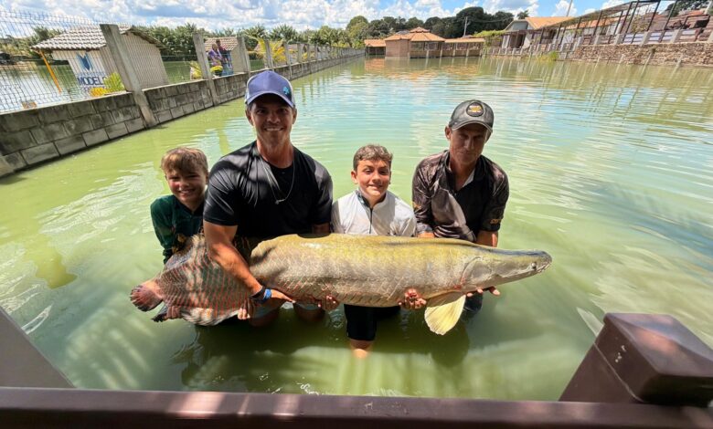 Jovem pescador de 12 anos fisga pirarucu de 130 kg em Goiás