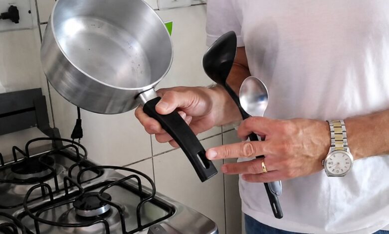 Furo no cabo da panela: entenda a utilidade real desse detalhe na cozinha