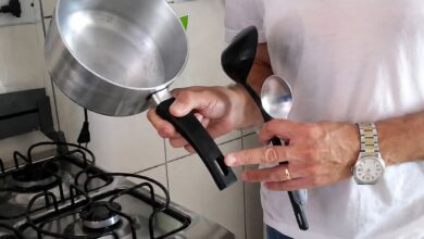 Furo no cabo da panela: entenda a utilidade real desse detalhe na cozinha
