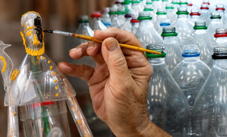 Reciclagem: aposentado transforma garrafas PET de rios em esculturas e inspira