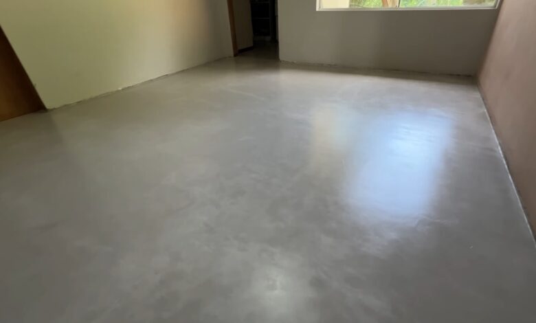 Microcimento redefine cozinhas modernas e supera porcelanato como tendência em 2026