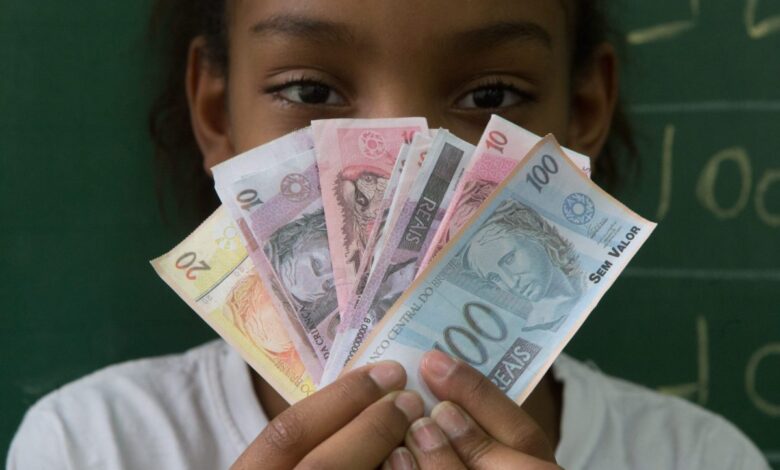 Nova lei do INSS amplia direitos a pensão para netos, enteados e sobrinhos sob guarda