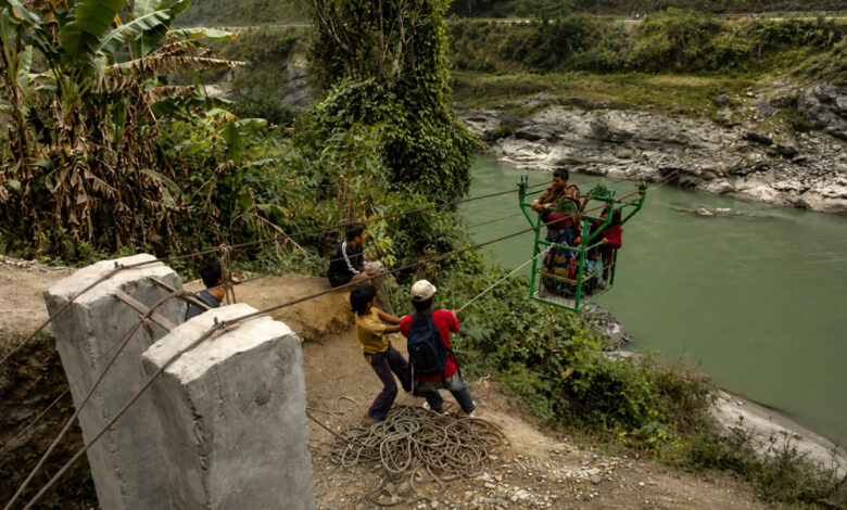 Teleférico por gravidade transforma transporte de colheita em montanhas do Nepal