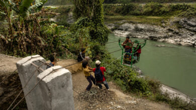 Teleférico por gravidade transforma transporte de colheita em montanhas do Nepal