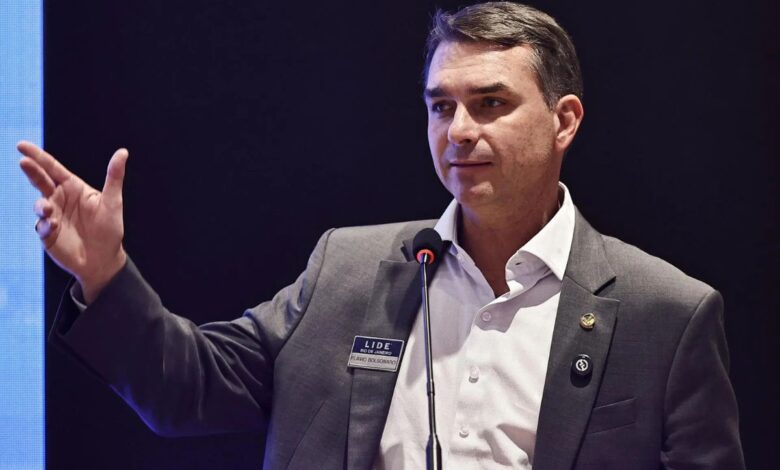Levantamento revela 43% de ausência de Flávio Bolsonaro em votações nominais do Senado em 2026.