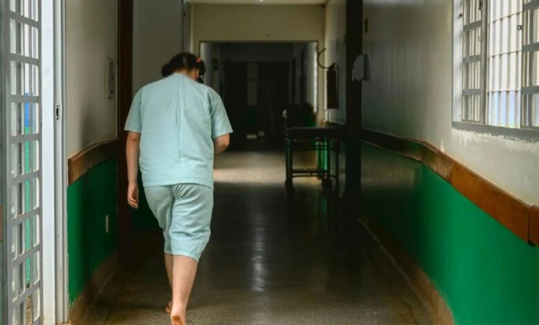 Adolescente com autismo e esquizofrenia deixa hospital em Luziânia após um ano de internação