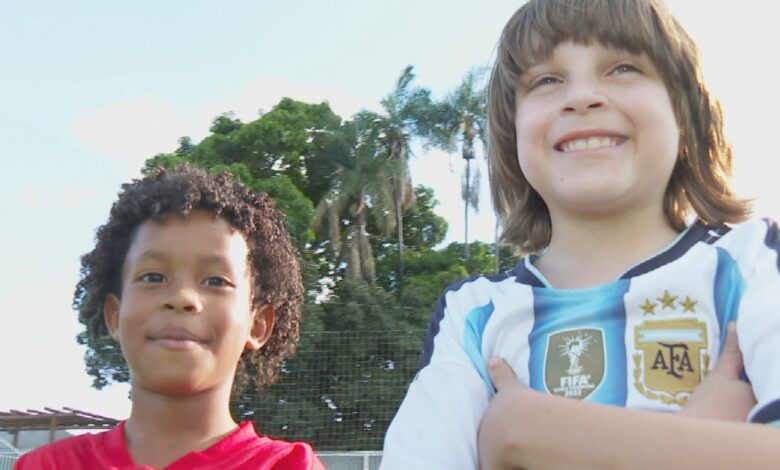 Em Goiânia, amigos Cristiano Ronaldo e Lionel Messi sonham com o futuro no futebol