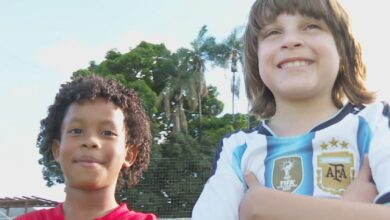 Em Goiânia, amigos Cristiano Ronaldo e Lionel Messi sonham com o futuro no futebol