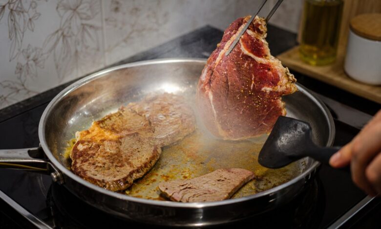 Segredos da frigideira: como evitar que o bife resseque e perca suculência