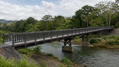 Ponte de plástico reciclado de 81 metros no Panamá transforma acesso e segurança para 300 moradores