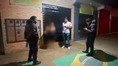 Mãe é detida por abandono de incapaz após deixar três filhos sozinhos para ir a bar em Goiás
