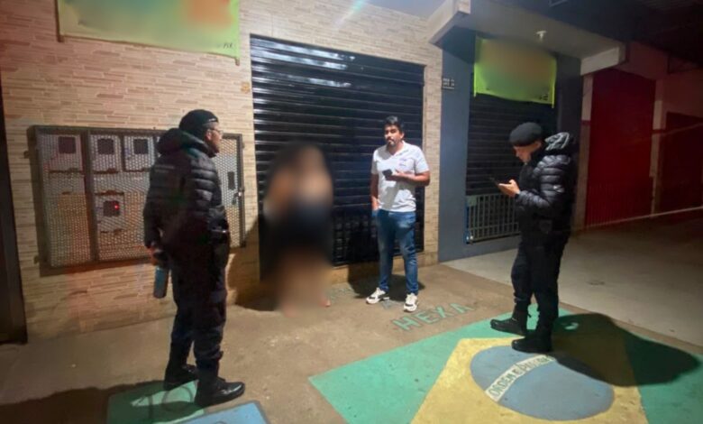 Mãe é detida por abandono de incapaz após deixar três filhos sozinhos para ir a bar em Goiás