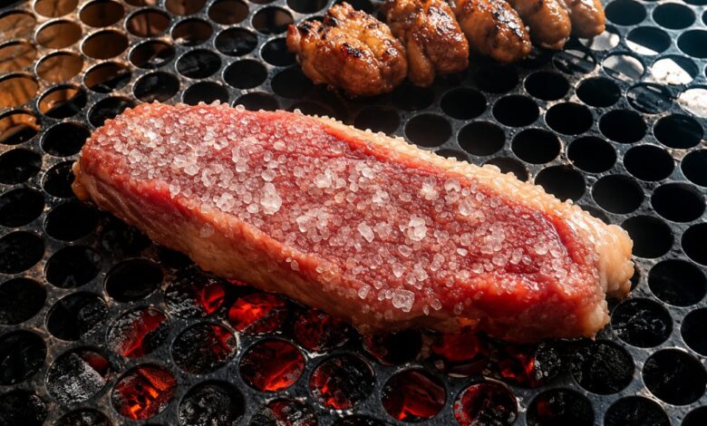 Sal grosso: churrasqueiro revela truque para carne suculenta e sem ressecamento