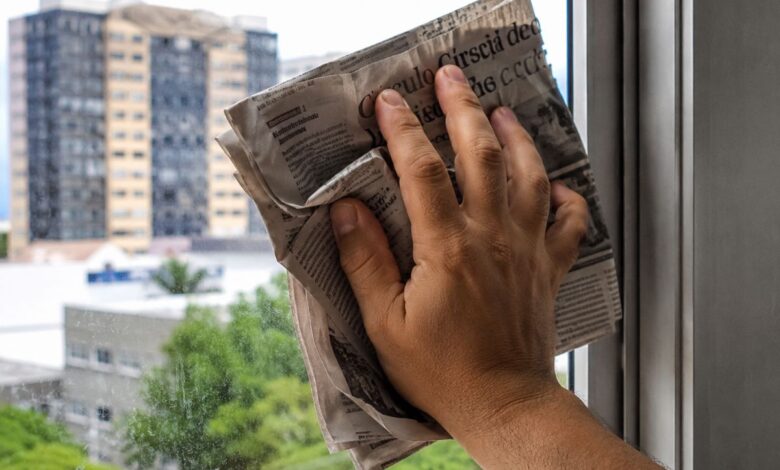 Jornal velho: o segredo dos profissionais para vidros impecáveis e sem manchas