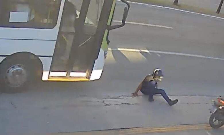 Passageiro de moto morre após queda e atropelamento por ônibus em Goiânia