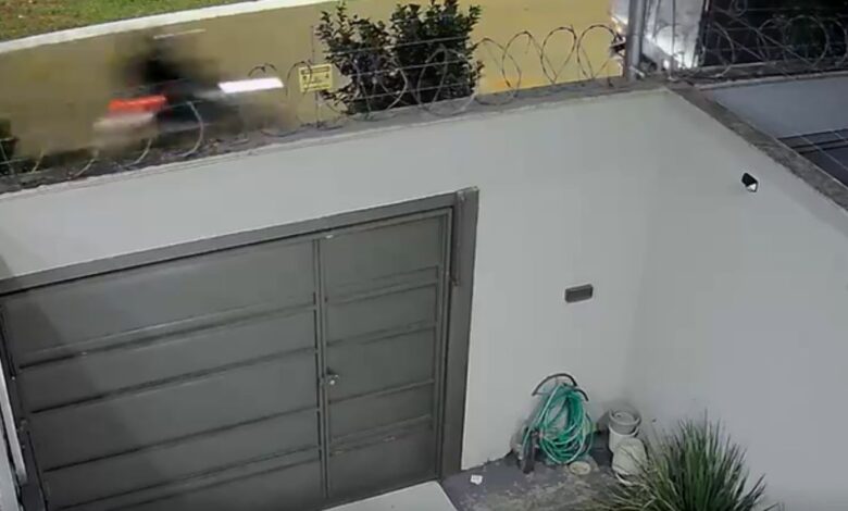 Câmera flagra morte de motociclista de 21 anos em colisão com caminhão em Goiânia