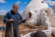 Bioconstrução: Lorena Zabala transforma vida e ergue domo de superadobe de 24 toneladas